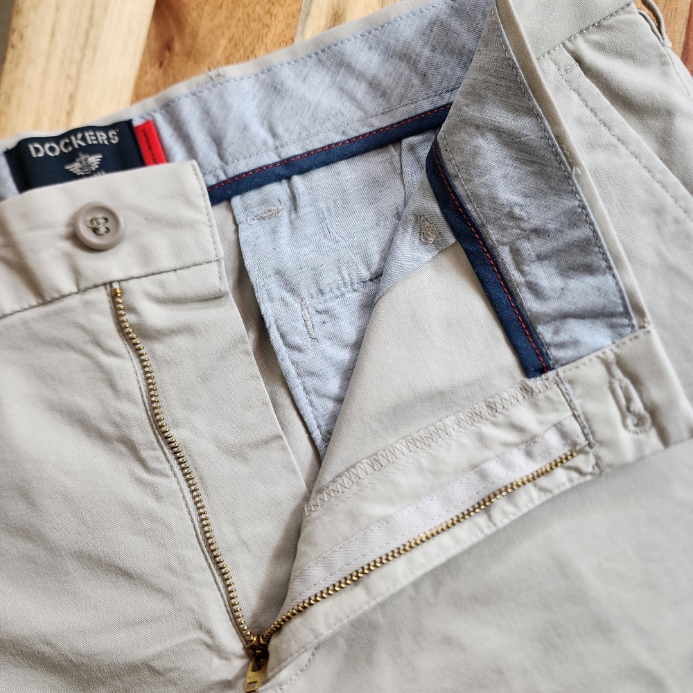 Dockers Supreme Flex Beige Casual Bermuda Shorts Modern Classic Fit Size 36